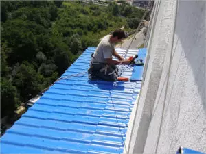 Кто обязан проводить ремонт козырька над балконом
